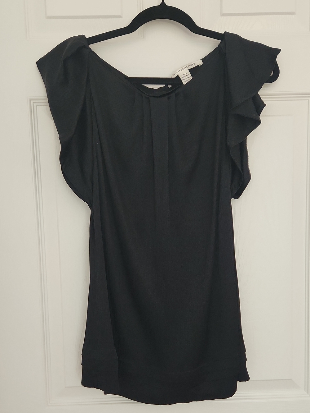 100% Silk DVF Diane Von Furstenberg Designer Chic Black Flutter Sleeve Blouse